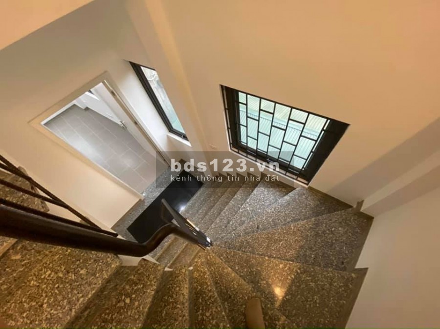Nhà siêu đẹp Hoàng Quốc Việt, giá bán 3.5 tỷ, thoáng mát, sáng sủa, view công viên