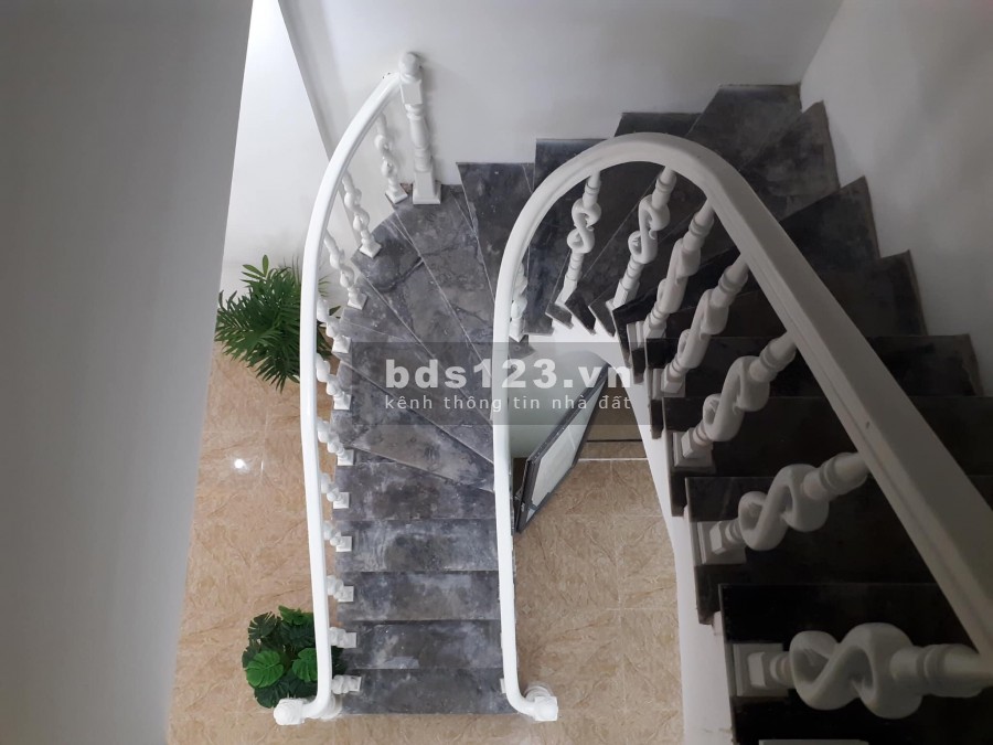 Ngõ 122 Kim Giang, 4 tầng diện tích sử dụng 40m2 ô tô đỗ cửa, giá bán 3.3 tỷ, lh 0918120568