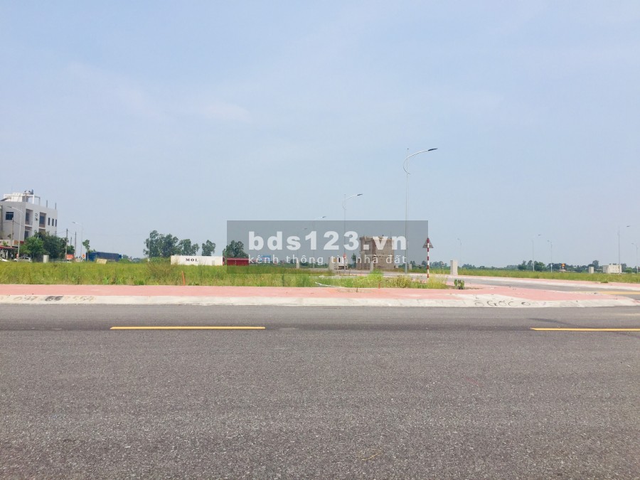 Em có lô đất Sổ Đỏ diện tích đất 110m2 vị trí cực đẹp tại trung tâm thị trấn Vương