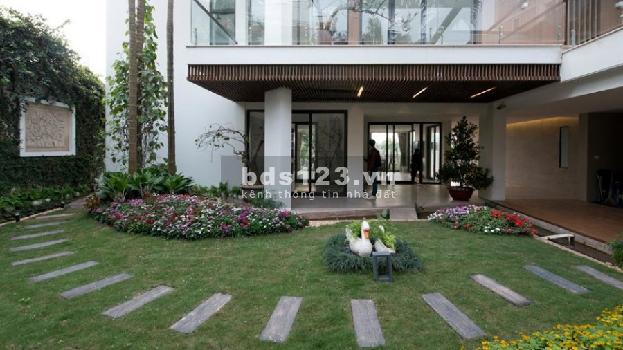 Bán nhanh biệt thự mặt phố Trần Quốc Toản, diện tích 292m2, mặt tiền 11m, sổ vuông vắn