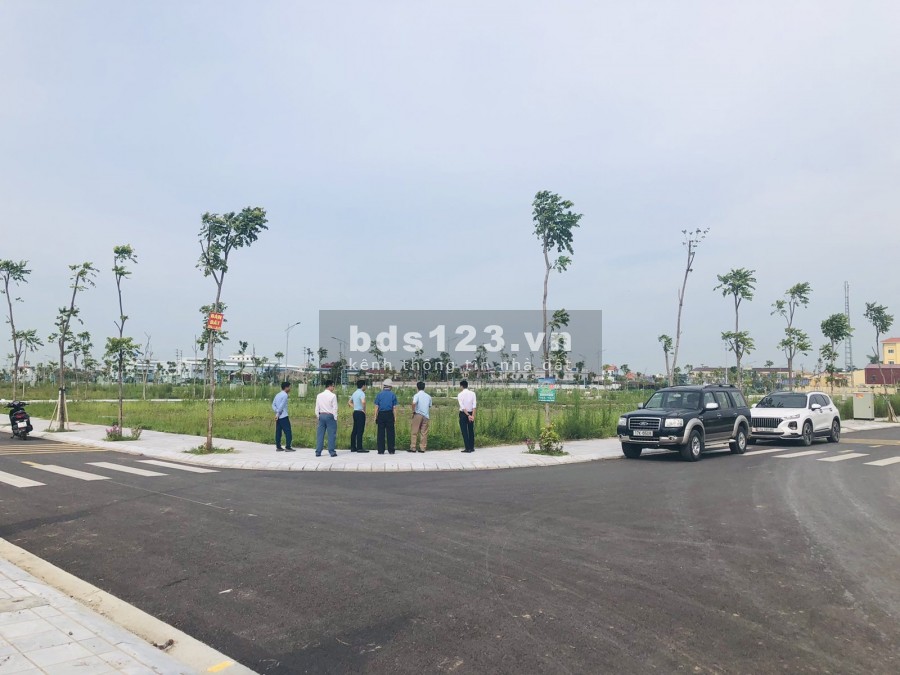 Khu ven biển, có dt tự nhiên gần 31.000 ha, bao gồm 30 xã, 1 thị trấn thuộc hai huyện