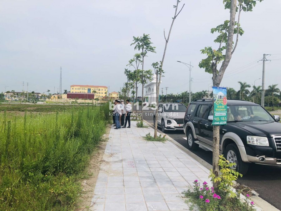 Khu ven biển, có dt tự nhiên gần 31.000 ha, bao gồm 30 xã, 1 thị trấn thuộc hai huyện