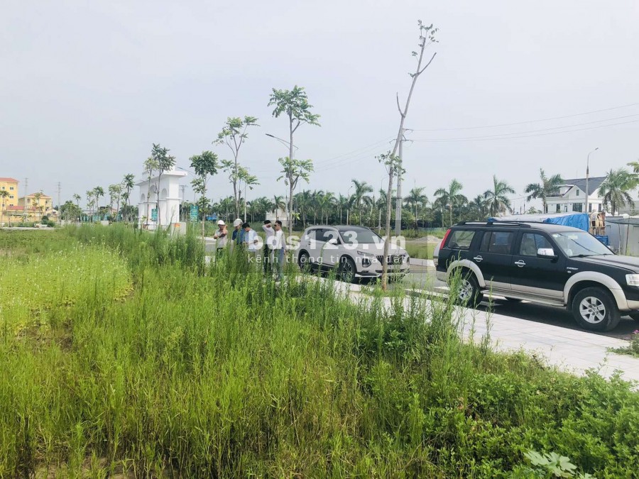 Khu ven biển, có dt tự nhiên gần 31.000 ha, bao gồm 30 xã, 1 thị trấn thuộc hai huyện