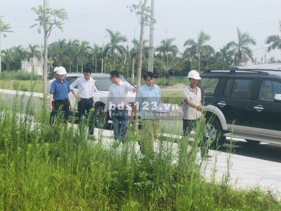 Khu ven biển, có dt tự nhiên gần 31.000 ha, bao gồm 30 xã, 1 thị trấn thuộc hai huyện