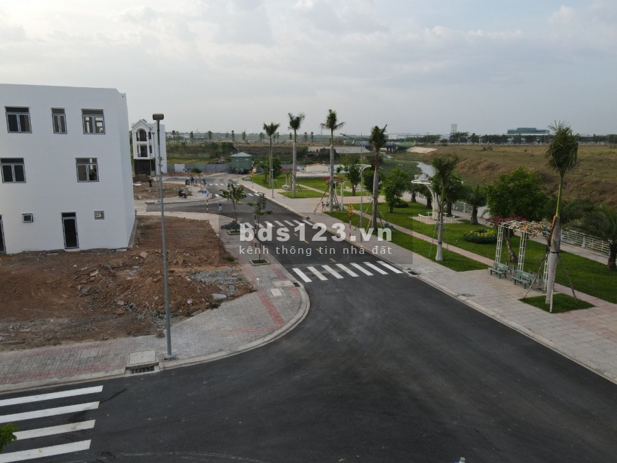 Bán nhà phố liền kề khu nhà ở Vietsing Phú Chánh Bình Dương, căn 122m, 1 trệt 2 lầu 4t5