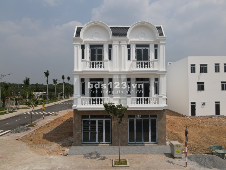 Bán nhà phố liền kề khu nhà ở Vietsing Phú Chánh Bình Dương, căn 122m, 1 trệt 2 lầu 4t5