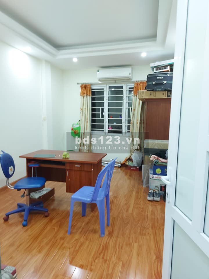 Bán nhà nguyên căn ngõ Hoàng Quốc Việt, dt 35m2, 5 tầng mt 3.2m, giá bán 3.9 tỷ lh 0975513371.