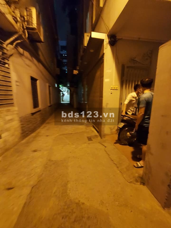 Bán nhà nguyên căn ngõ Hoàng Quốc Việt, dt 35m2, 5 tầng mt 3.2m, giá bán 3.9 tỷ lh 0975513371.