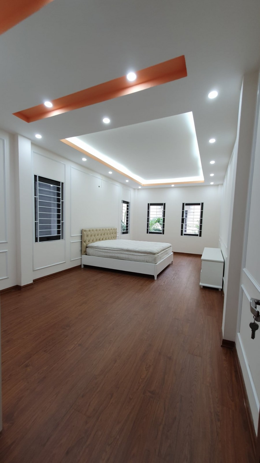Bán nhà mới vào ở luôn, giá 7 tỷ, đúc 4 tầng Nguyễn Khang, dt 75m2, khu an sinh đỉnh