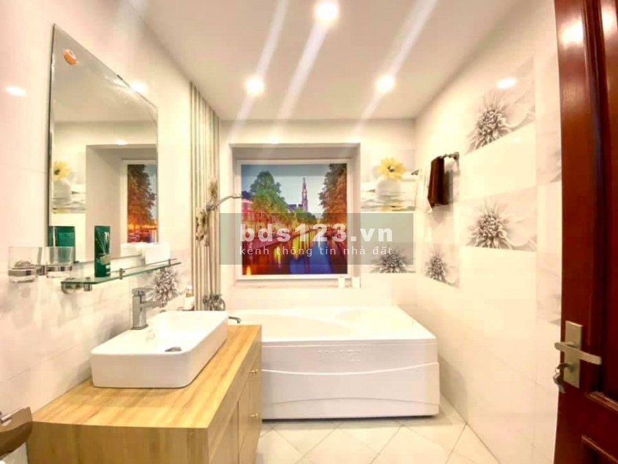 Bán nhà Nguyễn Văn Cừ, Lô góc thoáng sáng tuyệt vời, diện tích sử dụng 35m2 giá bán 3.2 tỷ