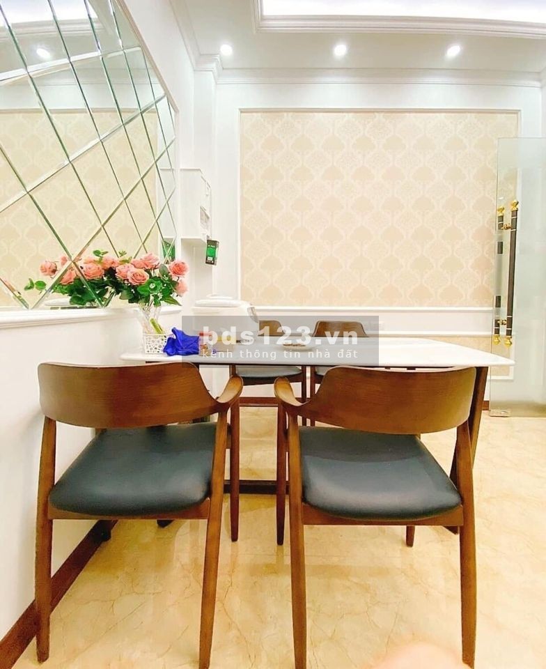 Chỉ bằng Con mẹc E 300 2021 bạn đã có căn nhà siêu xin sò, giá bán nhỉnh 3 tỷ, sổ đỏ căng đét