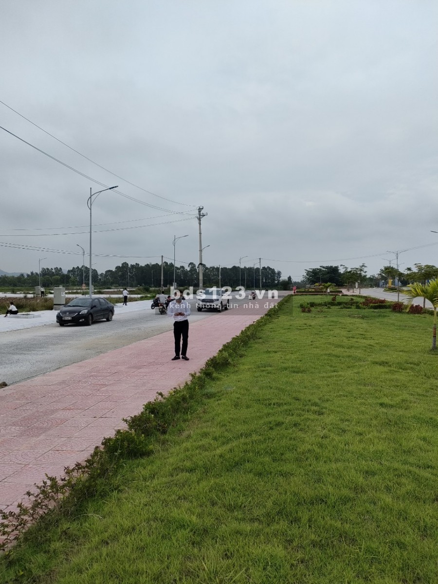 Bán lô liền kề mặt đường đôi rộng 36m đi xuống khu du lịch biển Hải Tiến mà giá chỉ có: 13 tr/m2.