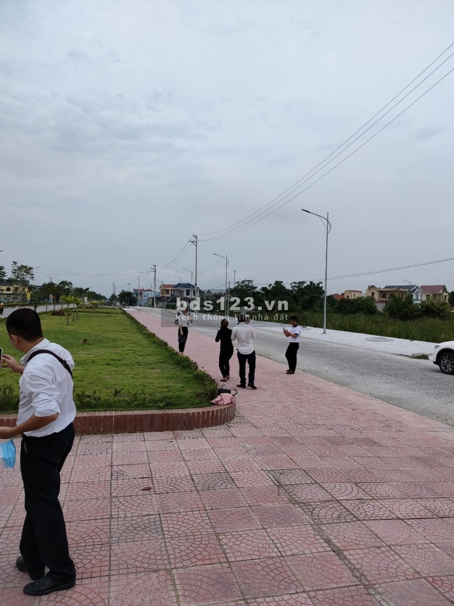 Bán lô liền kề mặt đường đôi rộng 36m đi xuống khu du lịch biển Hải Tiến mà giá chỉ có: 13 tr/m2.