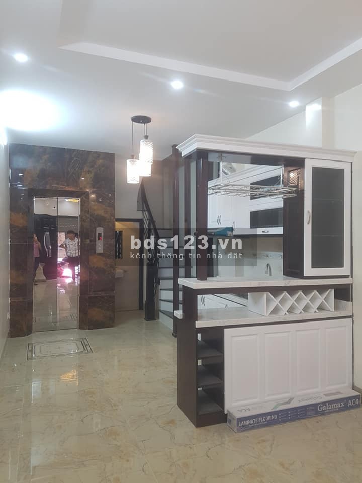 Bán nhà Đội Cấn nội thất lung linh có gara thang máy nhập khẩu, diện tích 40m2, giá 3.2 tỷ