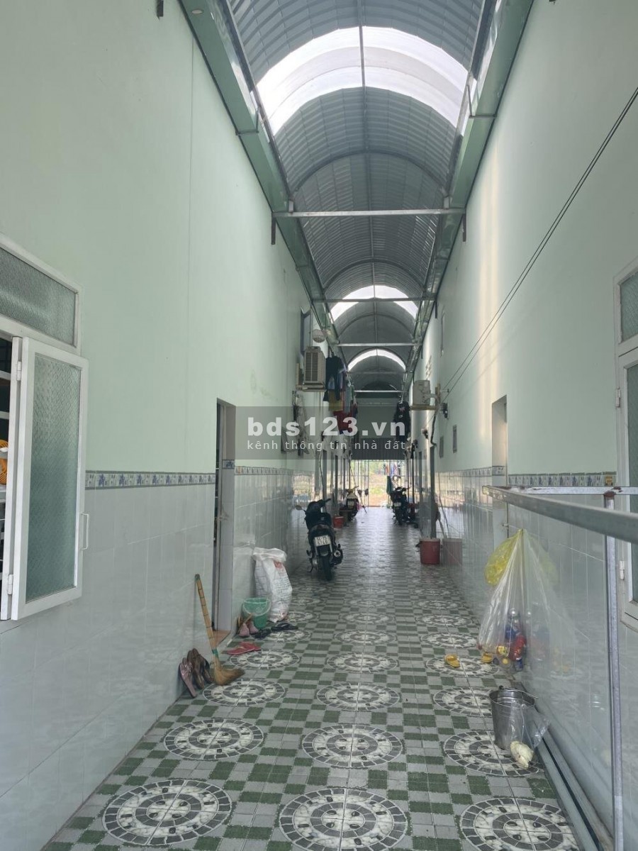 Gia đình vỡ nợ cần bán. gấp 2 dãy trọ 300m2, sổ hồng riêng, gần khu công nghiệp, trường học.