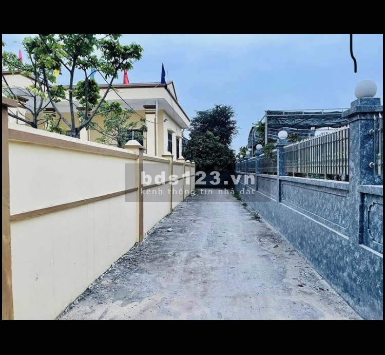 Gia đình cần bán mảnh đất SĐCC đất gần 400m2, đã quy hoach xây bờ rào 2m xung quanh.