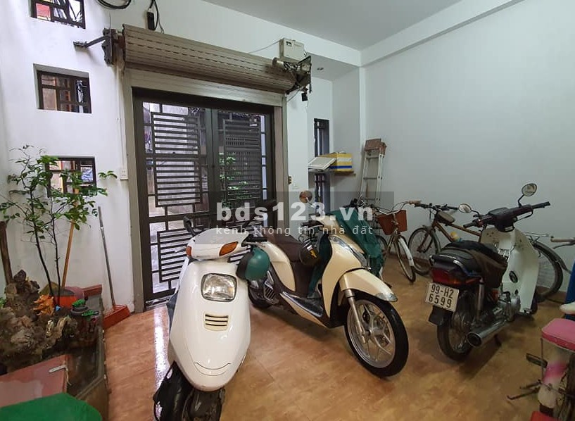 Bán nhà Quận Nam Từ Liêm, ngõ ô tô, tặng nội thát, dt 55m2, 5 tầng, mặt tiền rộng, chỉ nhỉnh 5 tỷ
