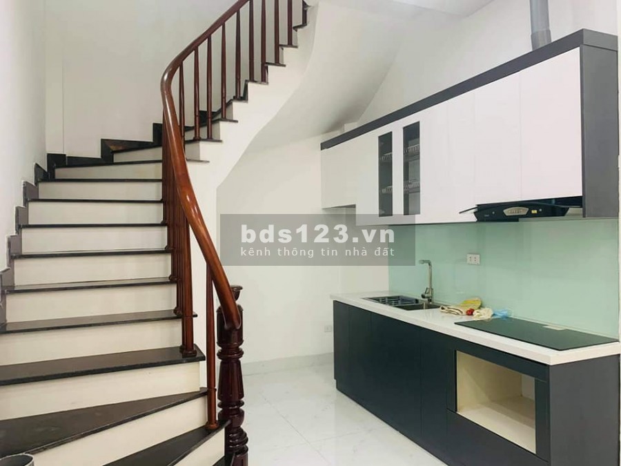 Bán nhà nguyên căn hoa hậu Nguyễn Khánh Toàn, dt 22/27m, 5 tầng, mt 3.1m, giá 3.3 tỷ, lh 0975513371