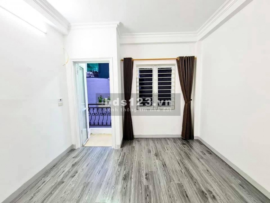 Bán nhà nguyên căn đúc kiên cố, cách ngã Tư Sở 400m, khu phân lô, giá bán 2 tỷ, sổ sẵn