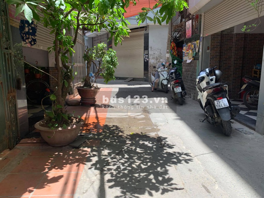 Nhà ngõ ô tô, mới sửa, dọn vào ở ngay được,thông thẳng ra đường Láng và Nguyễn Trãi