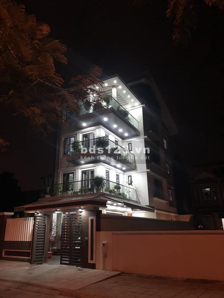 Bán siêu biệt thự dt 200m2, 5 tầng giá 150 triệu/m2, tặng nội thất nhập khẩu, bàn giao sổ ngay