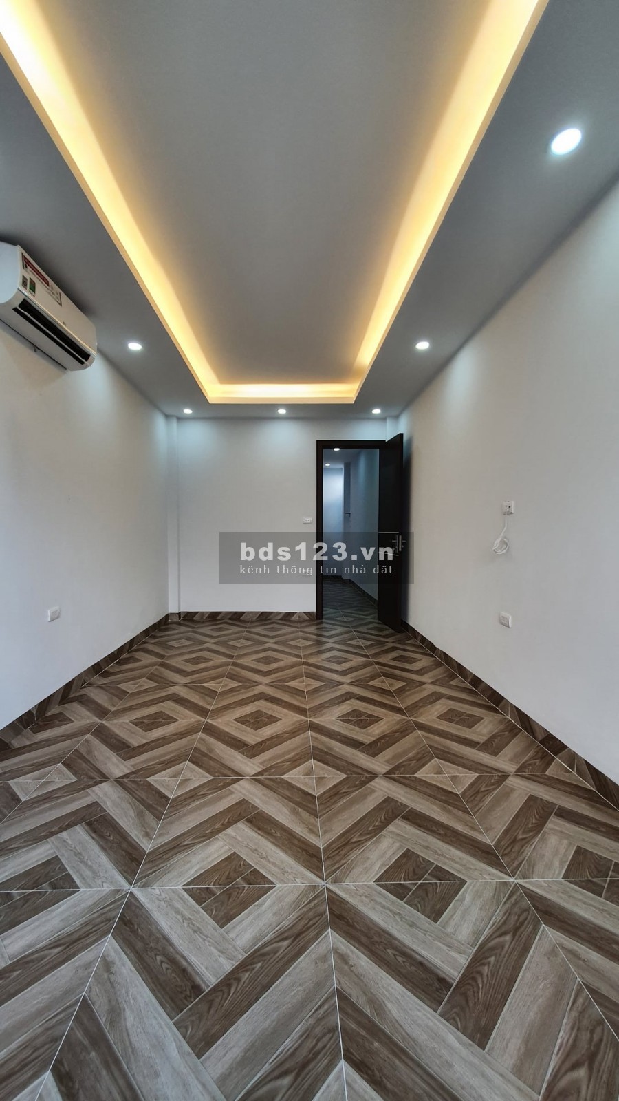 Nhà ngõ ô tô, mới sửa, dọn vào ở ngay được,thông thẳng ra đường Láng và Nguyễn Trãi