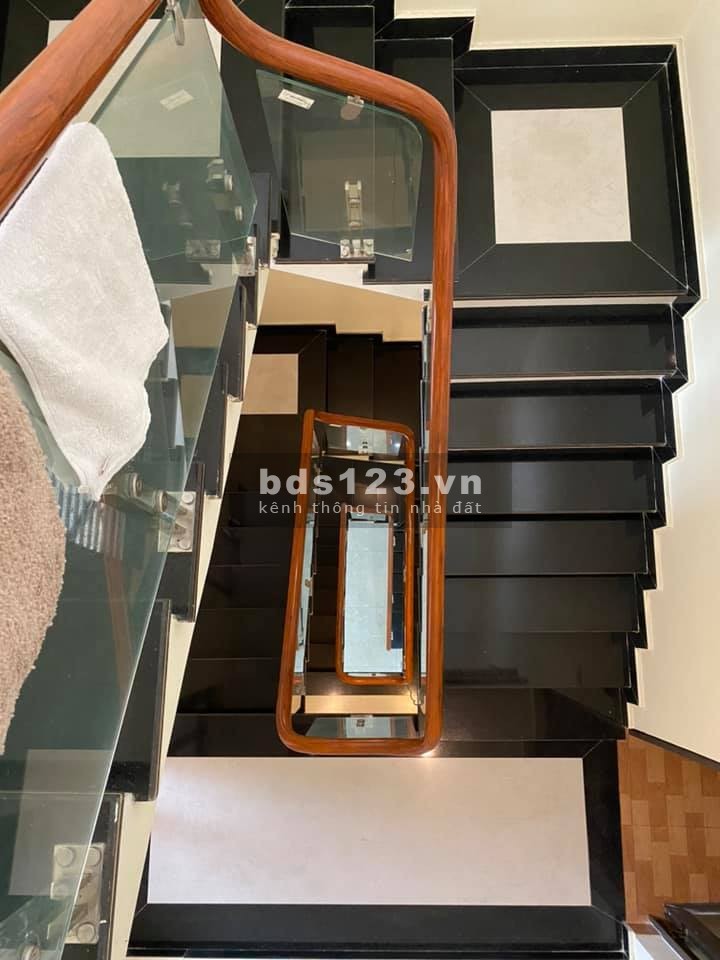 Bán nhà 4 tầng ngõ Nguyễn Bình, Ngô Quyền oto đỗ cửa, giá bán 4.6 tỷ, thoả thuận, hướng tốt