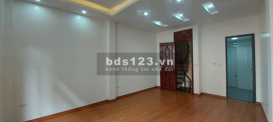 Nhà có việc cần bán gấp phố Bồ Đề, an sinh đỉnh, dt 38m2, 5 tầng, giá chỉ hơn 3 tỷ
