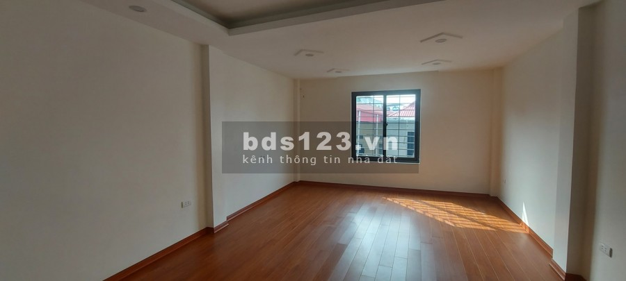 Nhà có việc cần bán gấp phố Bồ Đề, an sinh đỉnh, dt 38m2, 5 tầng, giá chỉ hơn 3 tỷ