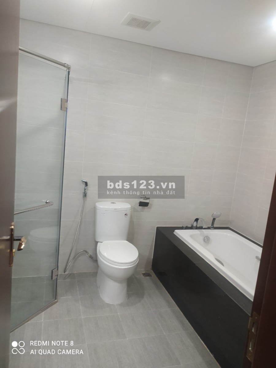 Chính chủ cần bán gấp căn góc 3PN dt 135m2 tòa Diamond Goldmark City Hồ Tùng Mậu. Giá 3,8 tỷ