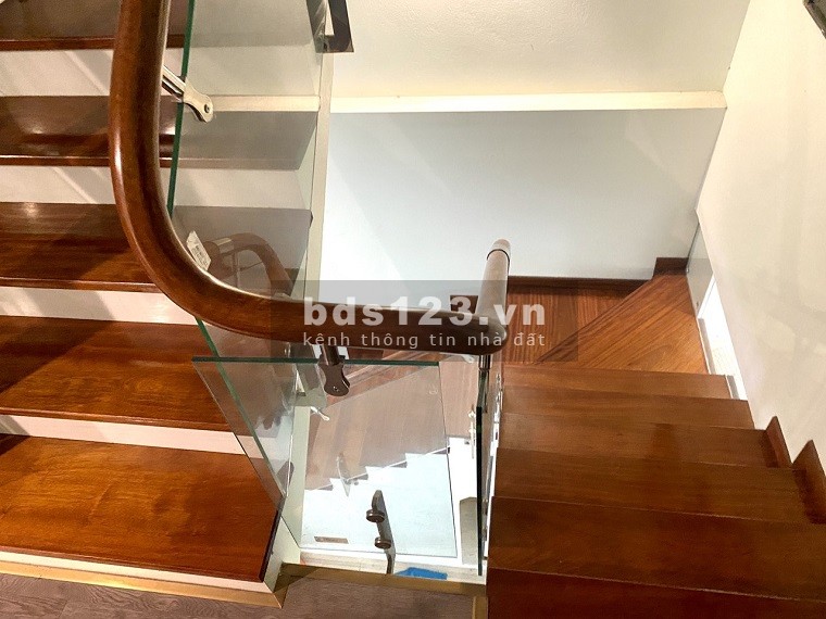 Nhà có việc cần bán gấp phố Bồ Đề, an sinh đỉnh, dt 38m2, 5 tầng, giá chỉ hơn 3 tỷ