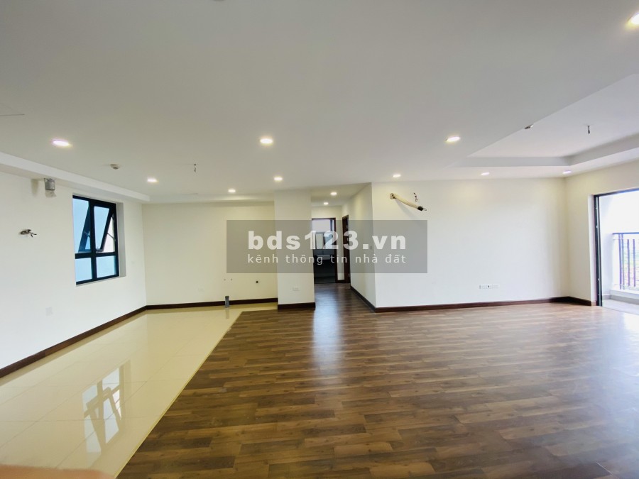 Chính chủ cần bán gấp căn góc 3PN dt 135m2 tòa Diamond Goldmark City Hồ Tùng Mậu. Giá 3,8 tỷ