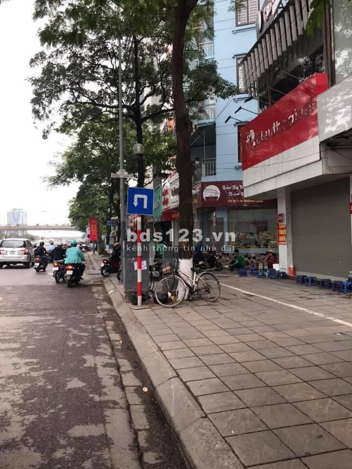 Bán đất tặng nhà nằm trên mặt đường Nguyễn Đình Hoàn, 3 bước ra mặt phố, giá chỉ hơn 5 tỷ