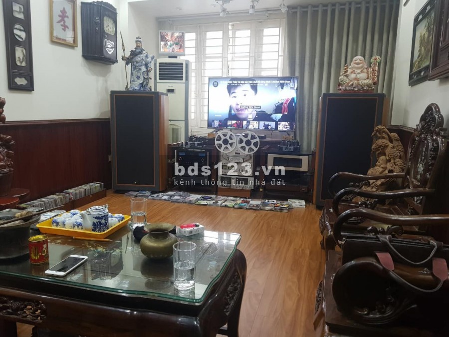 Bán đất tặng nhà nằm trên mặt đường Nguyễn Đình Hoàn, 3 bước ra mặt phố, giá chỉ hơn 5 tỷ