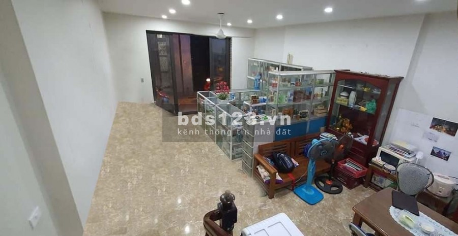 Ngã tư Phạm Văn Đồng, Xuân Thủy, diện tích sử dụng 50m2, 4 tầng, kinh doanh tốt, giá 5 tỷ mốt