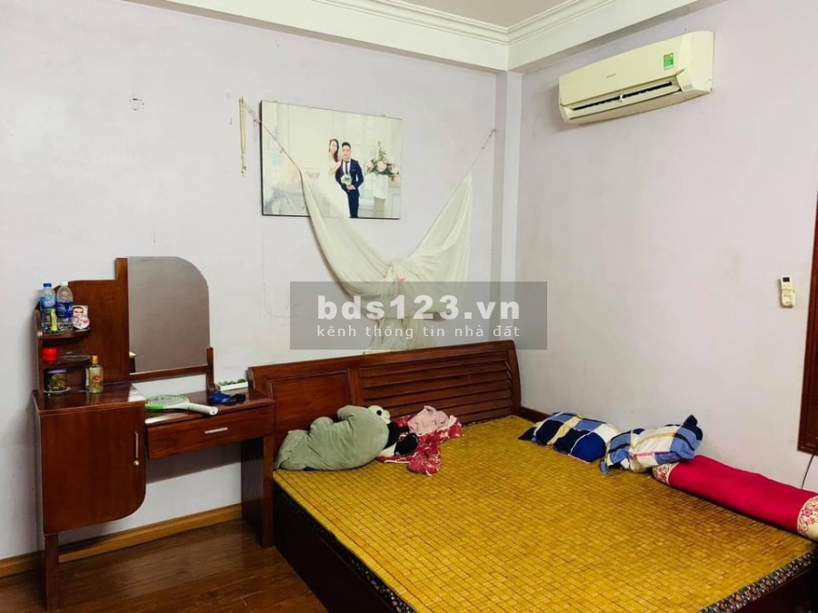 Bánnhà C4 Lê Văn Hiến, Bắc Từ Liêm, mặt ngõ thông, sổ đỏ nở hậu, ô tô đỗ 20m dt 32m2 giá 2.4 tỉ