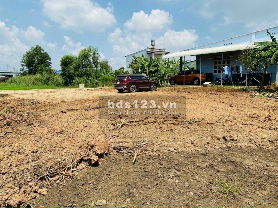 Chính chủ kẹt vốn làm ăn bán gấp lô đất dt 1000m2 ngay xã Bàu Cạn, giá rẻ 1.5 triệu/m2