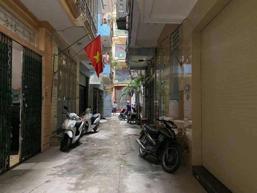 Bán nhà Trung Kính diện tích 38m2, 5 tầng, mặt tiền 4m, giá 3.8 tỷ, 3 mặt thoáng, ô tô