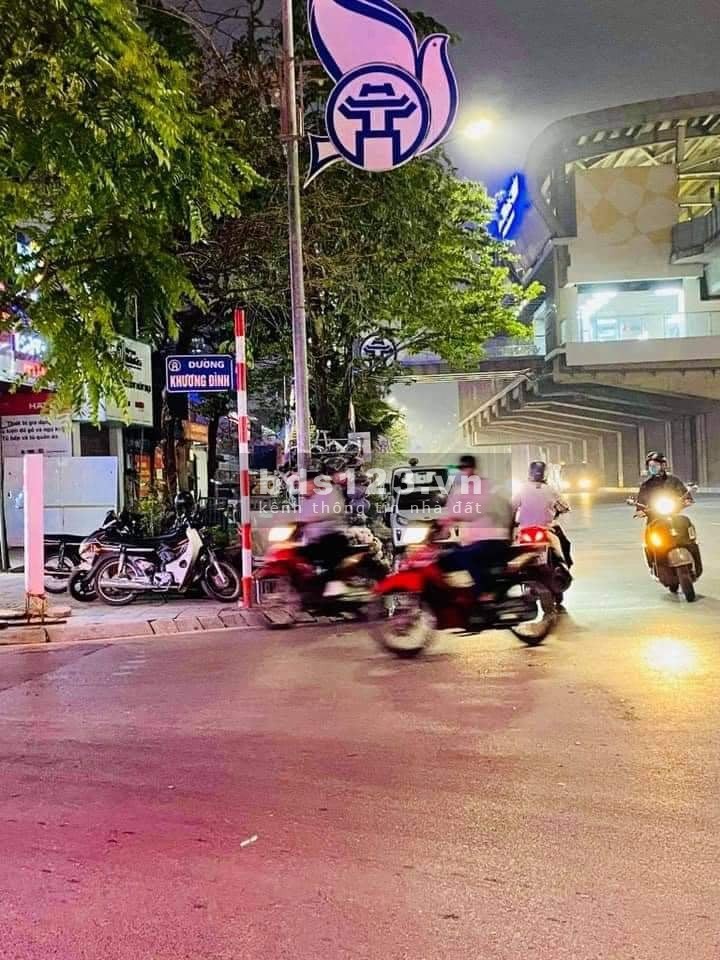 Bán nhà mặt phố Khương Đình, Thanh Xuân, kinh doanh sầm uất mọi mặt hàng, 4 tầng đúc