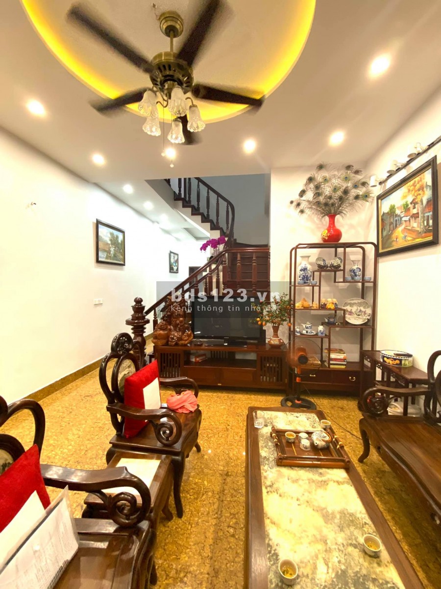 Siêu phẩm đường Láng, gần phố ngõ rộng, tặng nội thất, d6 60m2, giá nhỉnh 4 tỷ, lhcc