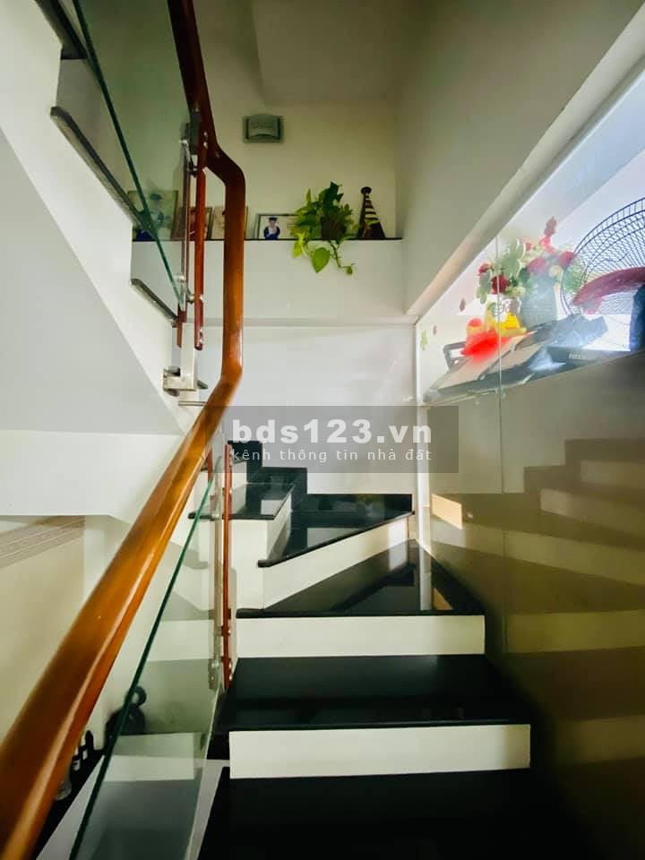 Xem ngay kẻo lỡ nhà hẻm ô tô - Lý Thường Kiệt Tân Bình, giá chỉ 4.5 tỷ, diện tích 44m2 (4x11)