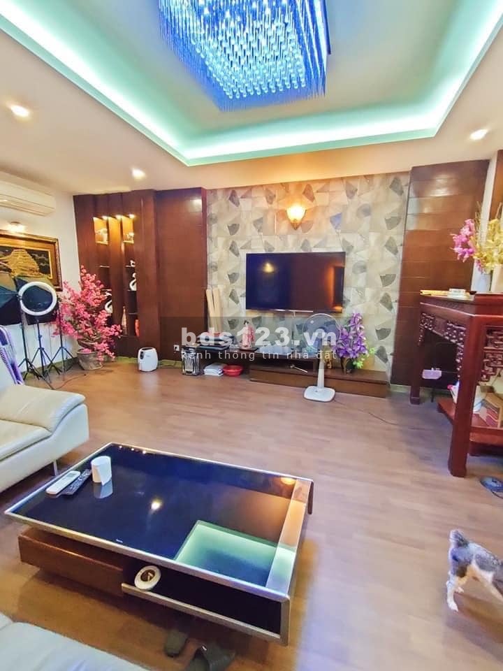 Vị trí đắc địa cần bán nhà Hồng Tiến Nguyễn Văn Cừ, hai bước ra phố giá 3.35 tỷ, khu an ninh
