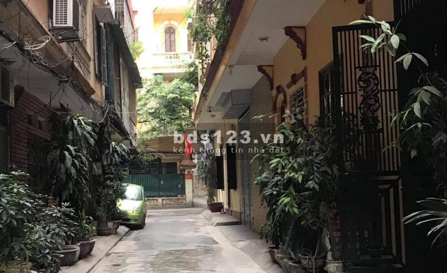 Nhà Nguyễn Đình Hoàn, phân lô, ô tô đỗ cổng, ngõ thông, giá bán chỉ hơn 4 tỷ