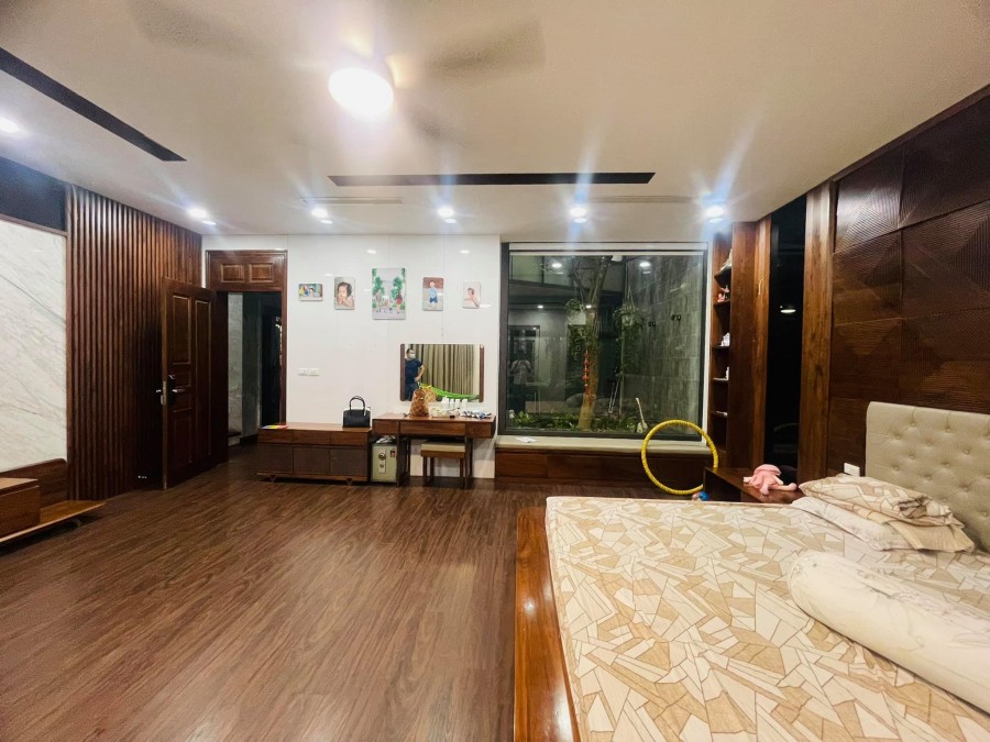 Bán nhà Hoàng Quốc Việt kinh doanh, thang máy, 6 tầng 68m2, giá…