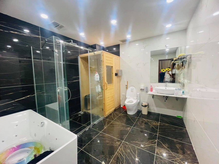 Bán nhà Hoàng Quốc Việt kinh doanh, thang máy, 6 tầng 68m2, giá…