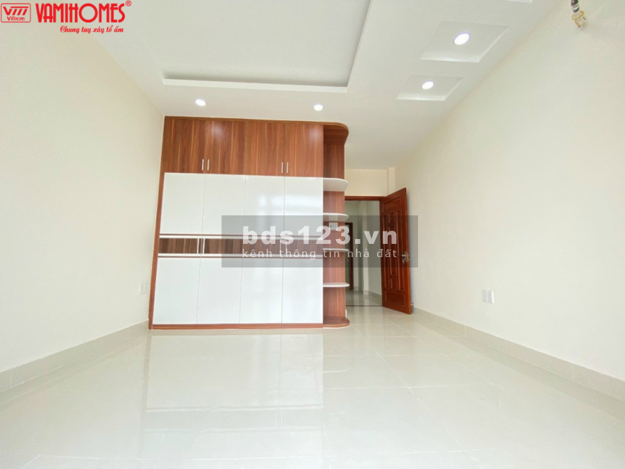 Bán nhà nguyên căn mới nằm ngay chợ Bình Triệu, cách Quốc Lộ 13, dt 80m2, 1 trệt, 2 lầu, sân thượng