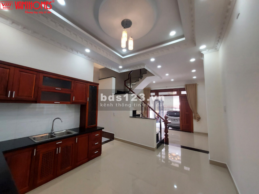 Bán nhà nguyên căn mới nằm ngay chợ Bình Triệu, cách Quốc Lộ 13, dt 80m2, 1 trệt, 2 lầu, sân thượng