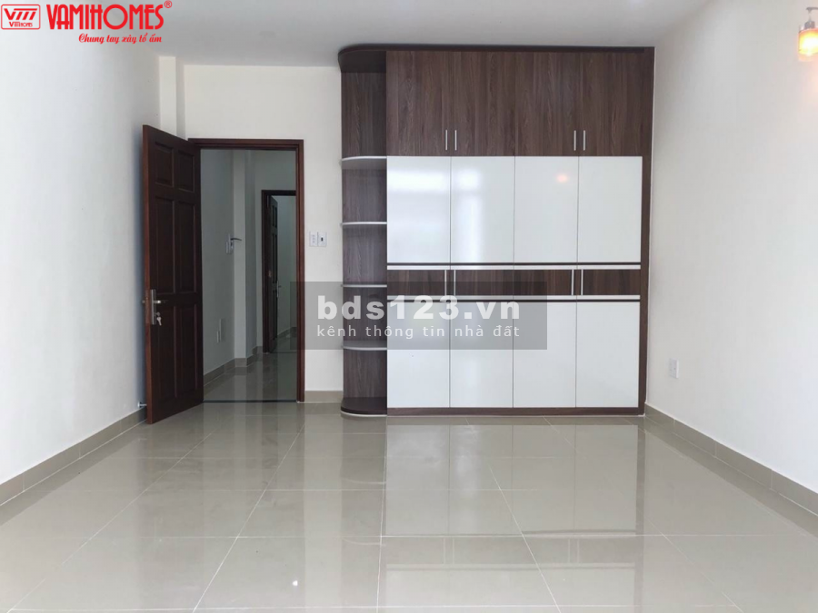 Bán nhà nguyên căn mới nằm ngay chợ Bình Triệu, cách Quốc Lộ 13, dt 80m2, 1 trệt, 2 lầu, sân thượng