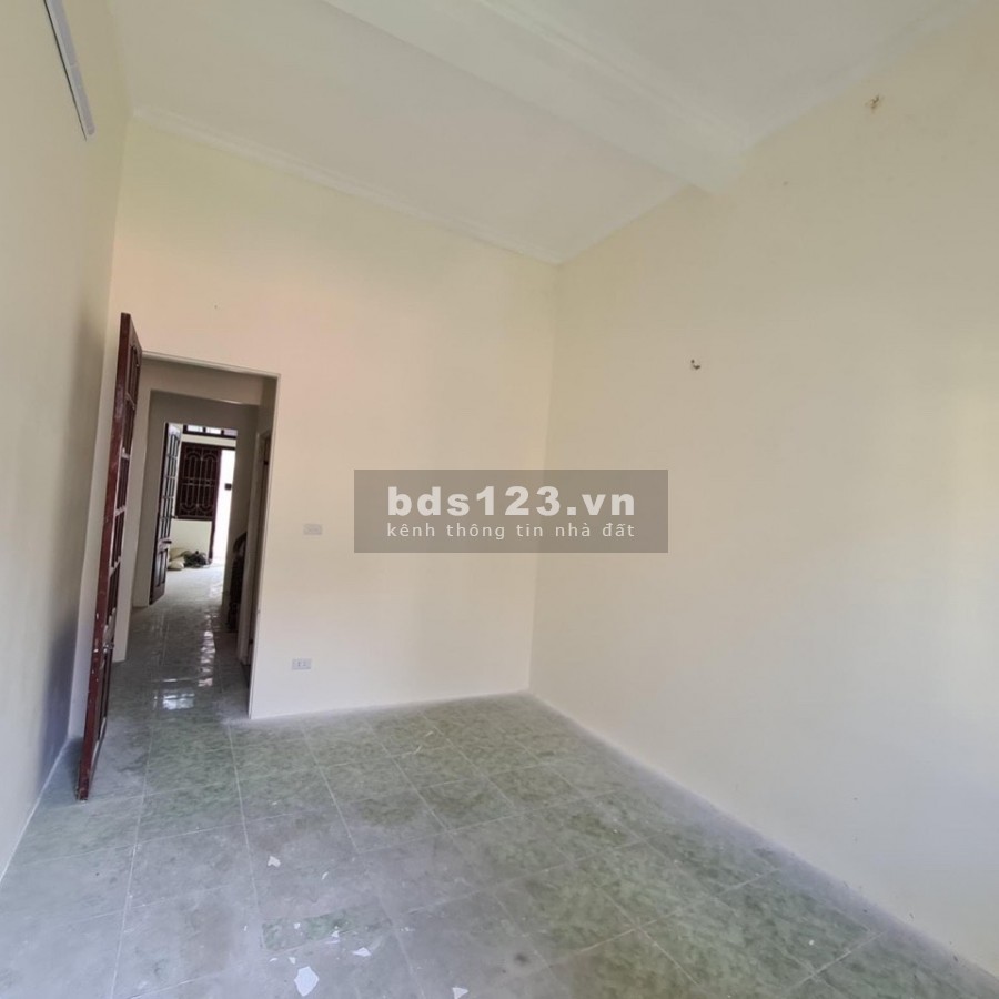 Bán nhà chưa đến 3 tỷ, dt 61m2, Quận Tây Hồ, ở ngay, cực rộng, ô tô tiện ích đủ, sổ sẵn