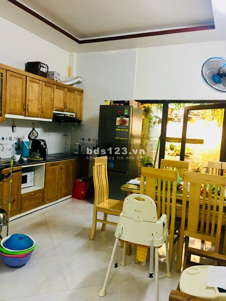 Cần bán nhà nhanh vì có việc sử dụng tiền gấp nhà nguyên căn đúc 3 tầng dt 44m2, lhcc
